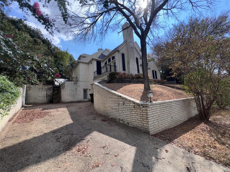 2717 Laurel Valley Lane, Arlington TX 76006 - Photo 2