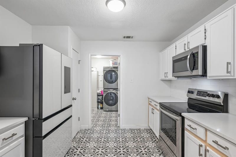 322 Valley Spring Drive, Arlington TX 76018 - Photo 2