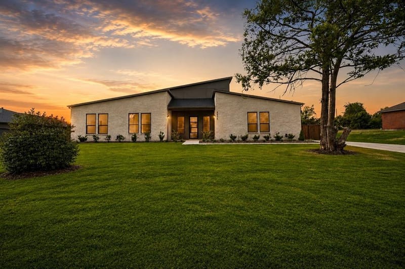 2634 Bainbridge Drive, Dallas TX 75237 - Photo 2