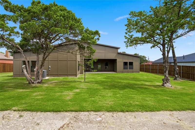 2634 Bainbridge Drive, Dallas TX 75237 - Photo 32