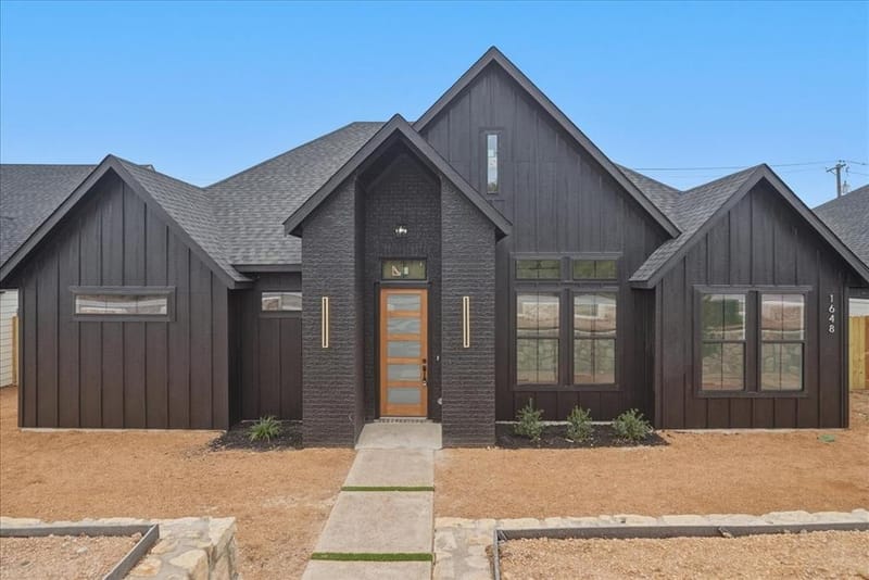 1648 W Wintergreen Road, Lancaster TX 75134