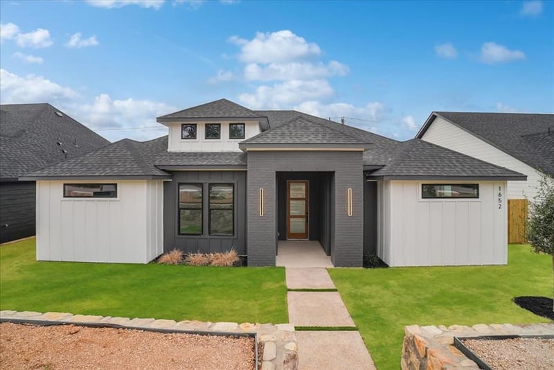 1652 W Wintergreen Road, Lancaster TX 75134 - Photo 2