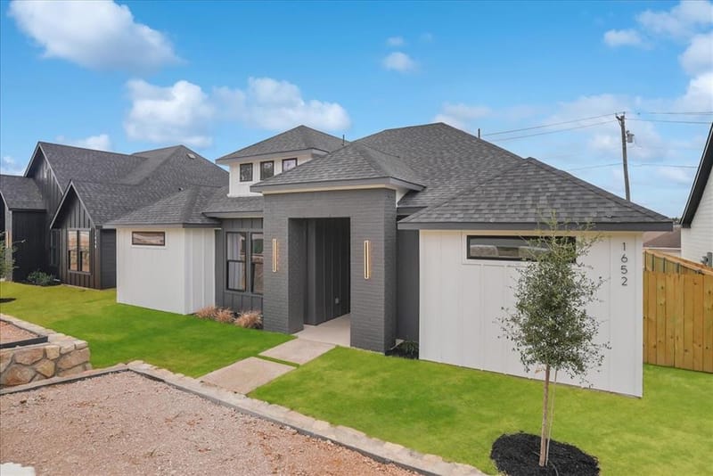 1652 W Wintergreen Road, Lancaster TX 75134 - Photo 3
