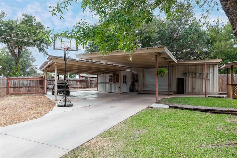 1611 16th Street, Brownwood TX 76801 - Photo 4