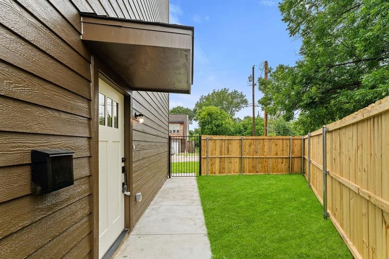2428 Saint Clair Drive, Dallas TX 75215 - Photo 3