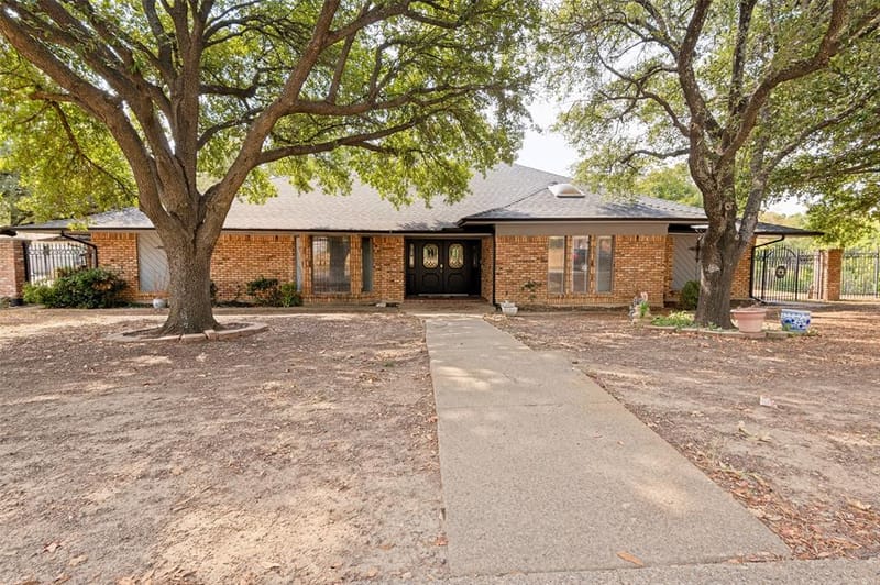 2104 Teakwood Trace, Fort Worth TX 76112
