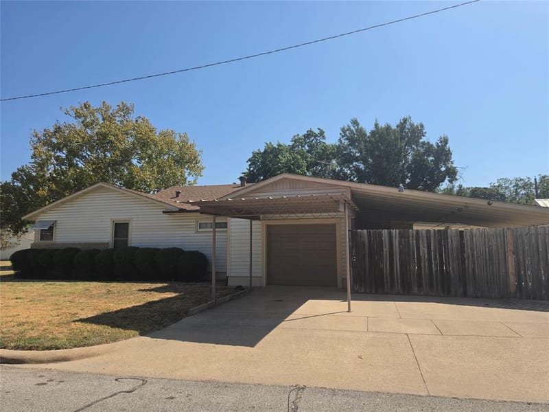 3750 Honeysuckle Avenue, Fort Worth TX 76111 - Photo 2