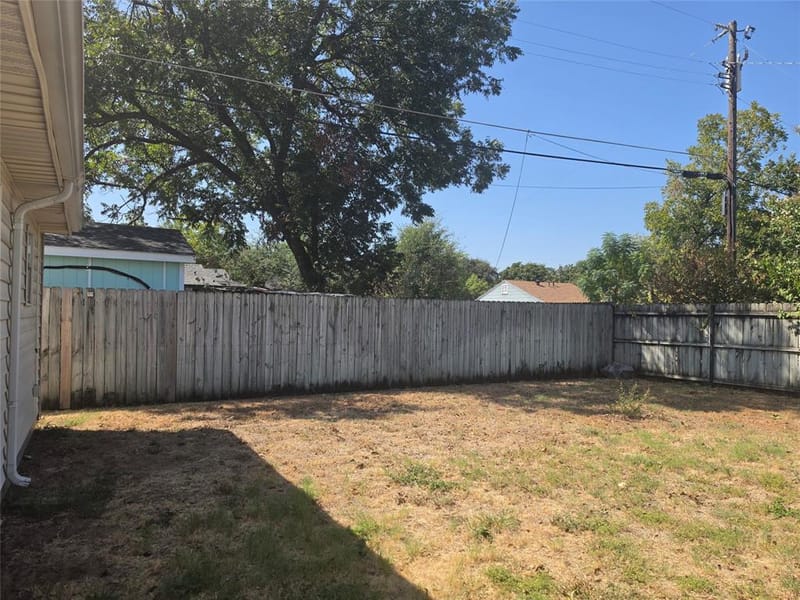 3750 Honeysuckle Avenue, Fort Worth TX 76111 - Photo 3