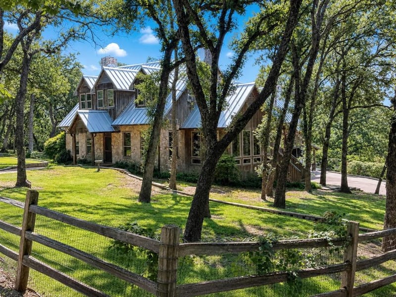 1100 Crazy Horse Trail, Burleson TX 76028