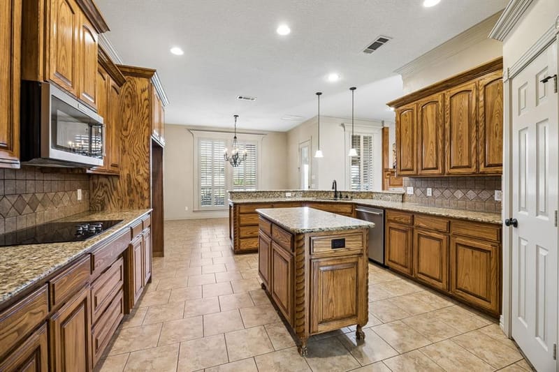837 Thomas Crossing Drive, Fort Worth TX 76028 - Photo 9