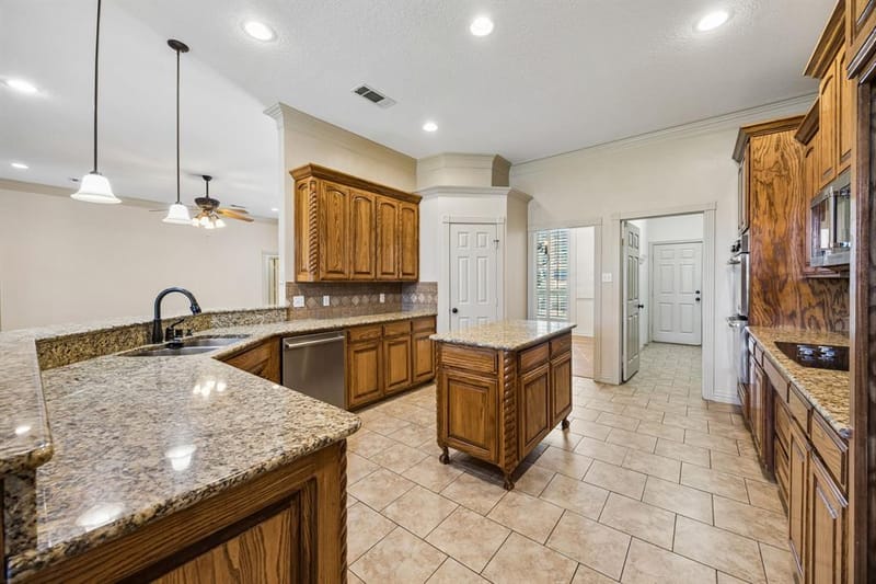 837 Thomas Crossing Drive, Fort Worth TX 76028 - Photo 10