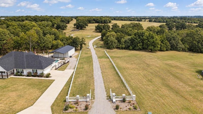 1098 Paradise Parkway, Poolville TX 76487 - Photo 40