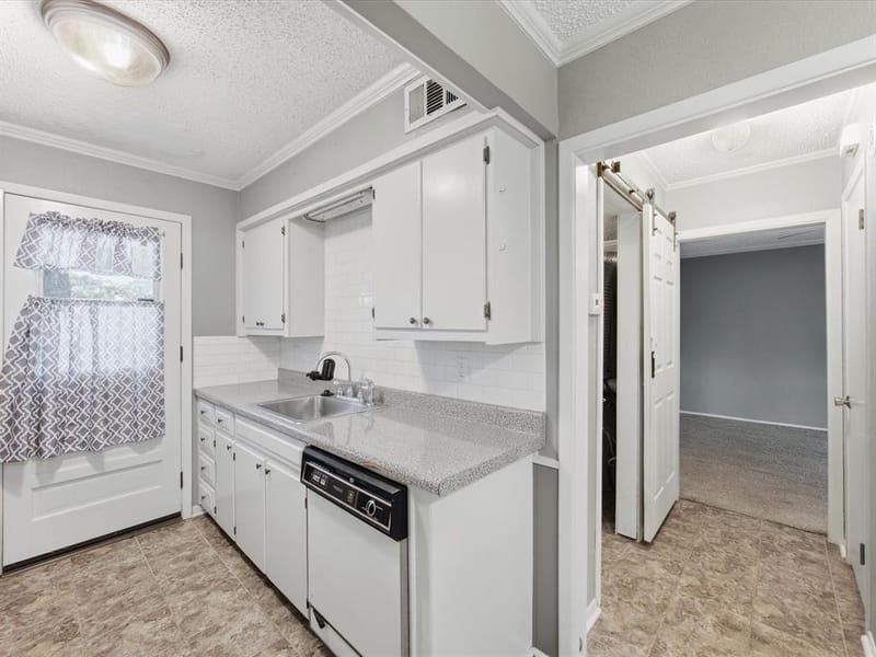 404 Hollyhill Lane # 404, Denton TX 76205 - Photo 9