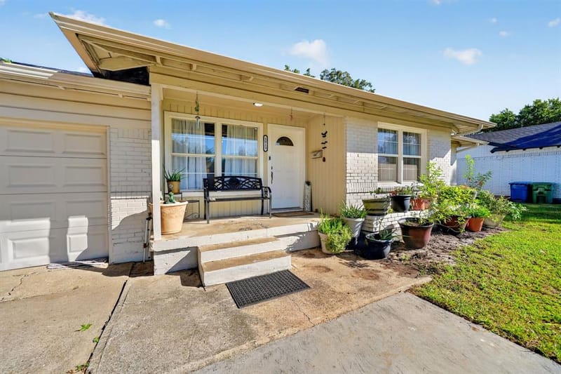 1813 Baxley Drive, Carrollton TX 75006 - Photo 2
