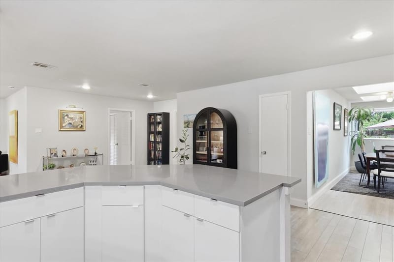 306 W Northgate Drive, Irving TX 75062 - Photo 14