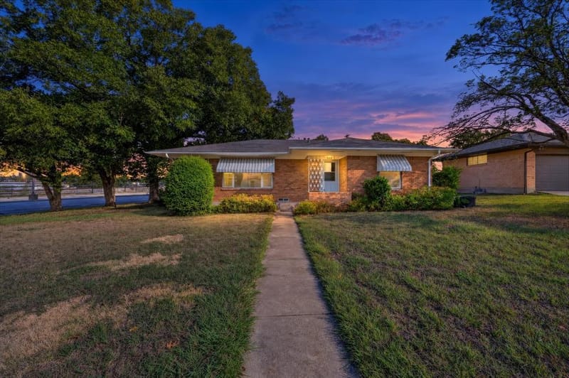 301 Hillcrest Avenue, Richardson TX 75081