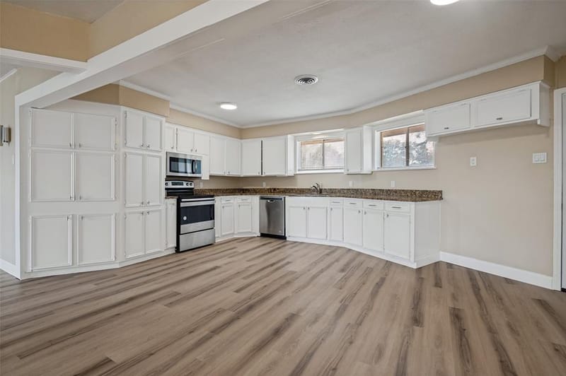325 Crescent Drive, Grand Prairie TX 75050 - Photo 9