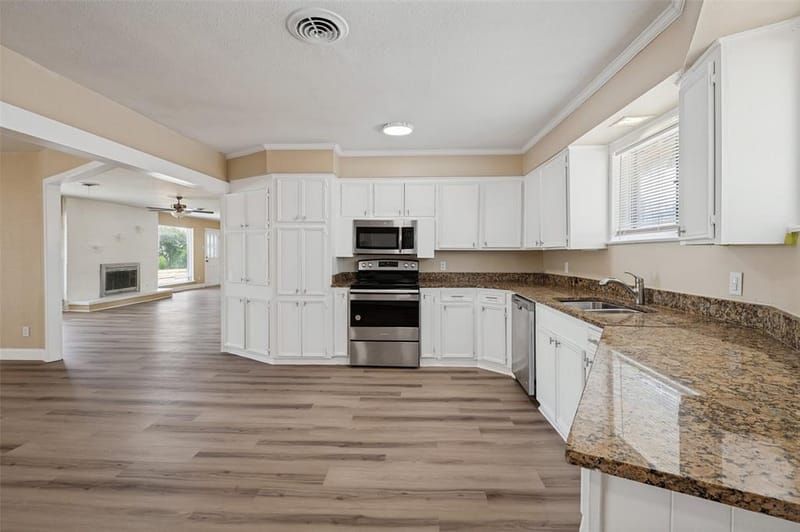 325 Crescent Drive, Grand Prairie TX 75050 - Photo 11