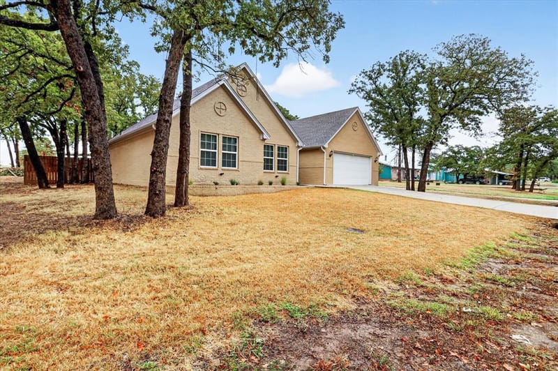 1612 Tanglewood Drive, Azle TX 76020 - Photo 2
