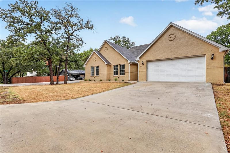 1612 Tanglewood Drive, Azle TX 76020 - Photo 3