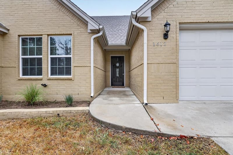 1612 Tanglewood Drive, Azle TX 76020 - Photo 4