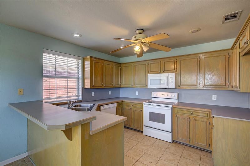 6910 Sayle Street, Greenville TX 75402 - Photo 7
