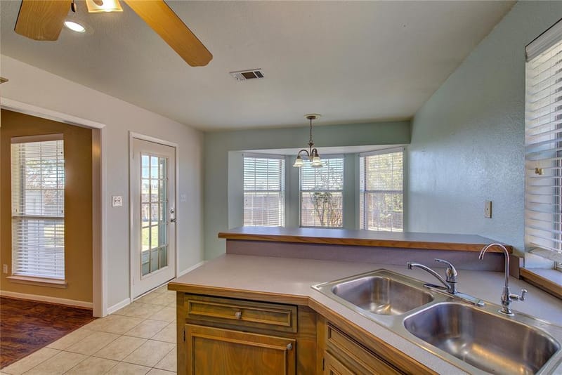6910 Sayle Street, Greenville TX 75402 - Photo 9