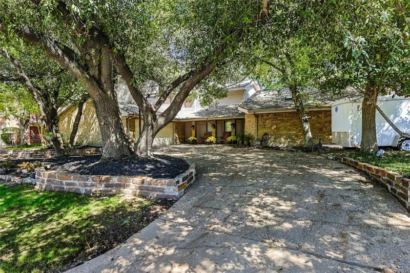 707 Findlay Drive, Arlington TX 76012 - Photo 2