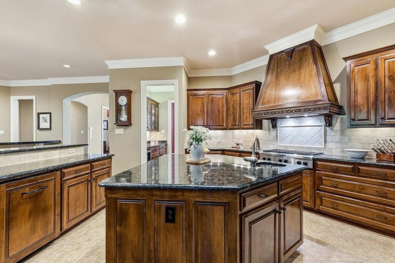 2726 Country Club Road, Pantego TX 76013 - Photo 10