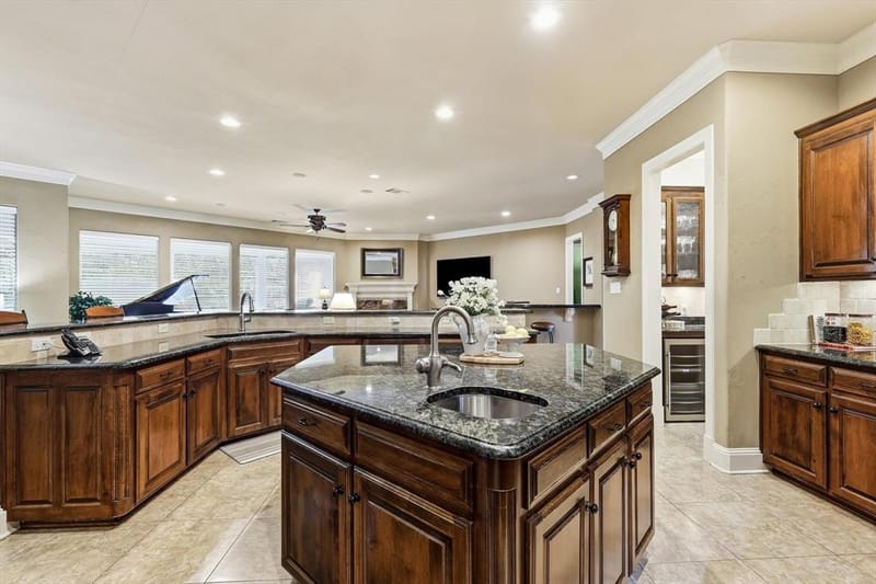 2726 Country Club Road, Pantego TX 76013 - Photo 11
