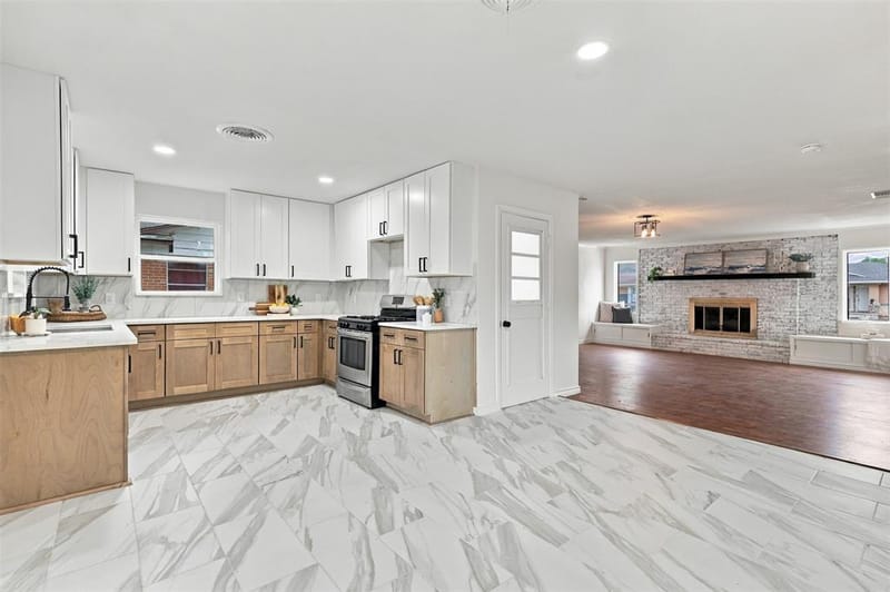1112 Noble Avenue, Carrollton TX 75006