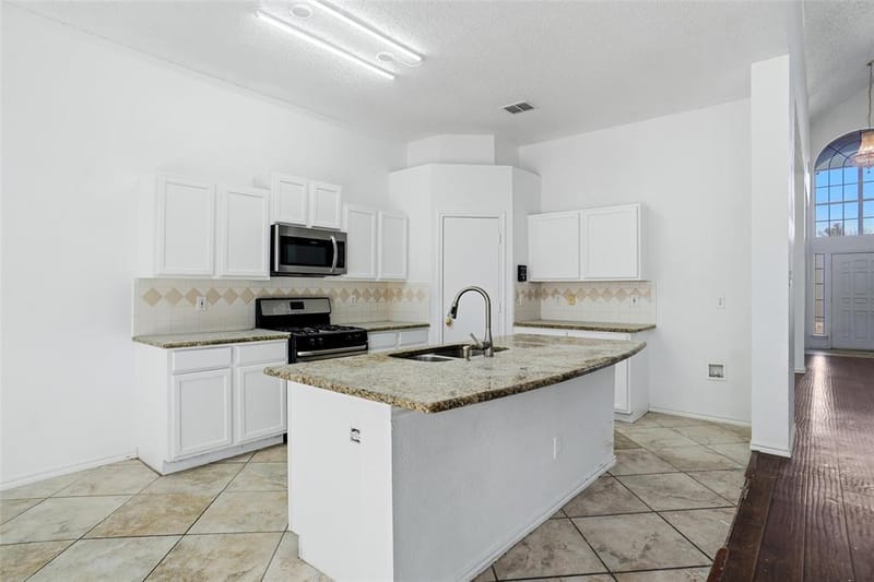 2447 Ranchview Drive, Grand Prairie TX 75052 - Photo 10