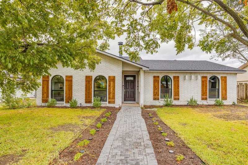 2101 Alder Trail, Grand Prairie TX 75052 - Photo 2