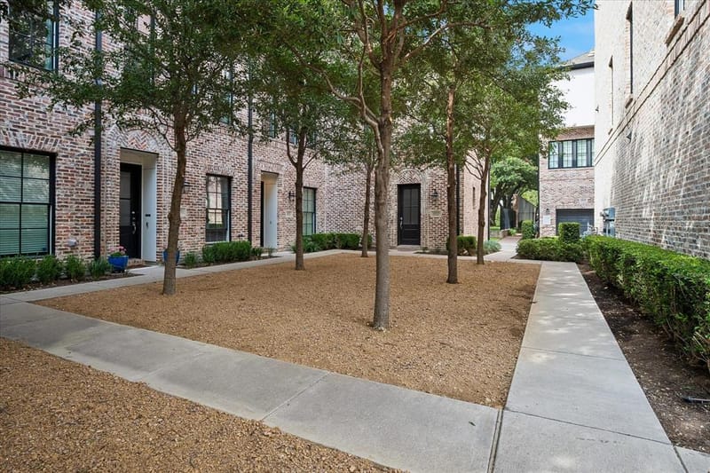 14957 Oak Street, Addison TX 75001