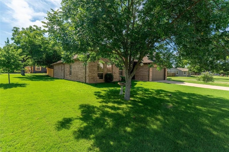 322 S Bowie Drive, Weatherford TX 76086 - Photo 2