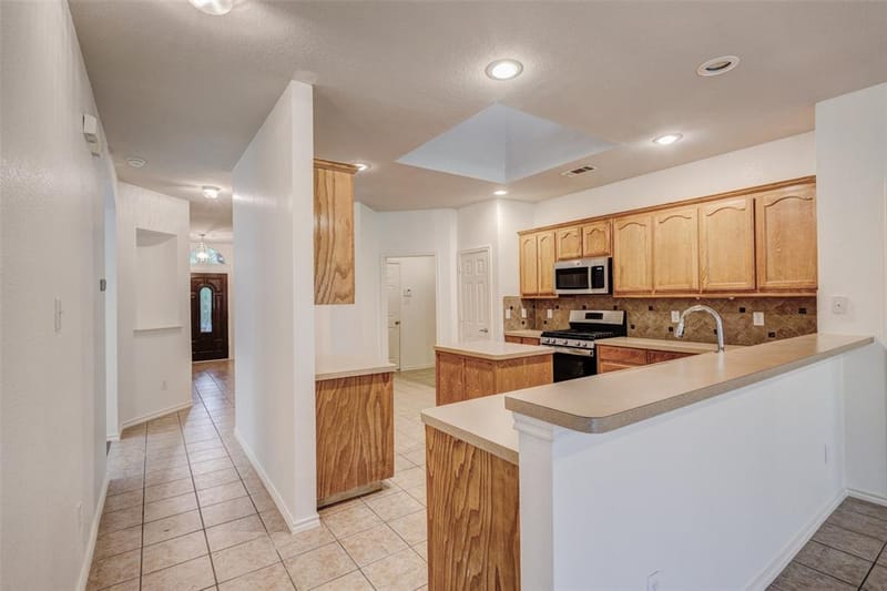 7048 Summit Parc Drive, Dallas TX 75249 - Photo 6