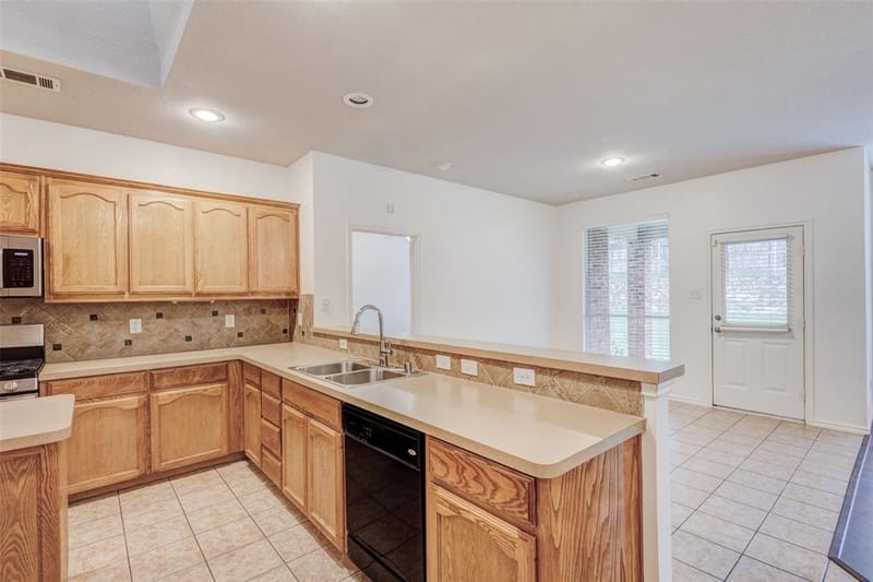 7048 Summit Parc Drive, Dallas TX 75249 - Photo 7