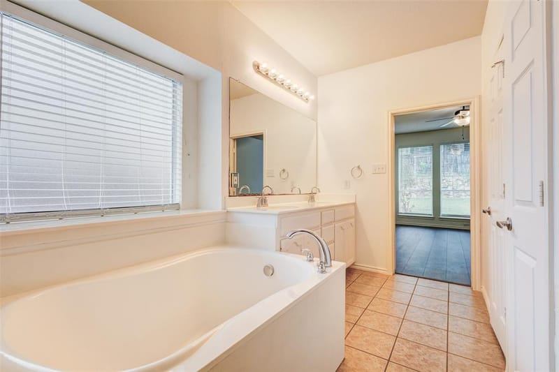 7048 Summit Parc Drive, Dallas TX 75249 - Photo 14