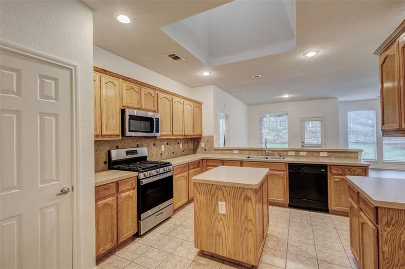 7048 Summit Parc Drive, Dallas TX 75249 - Photo 8