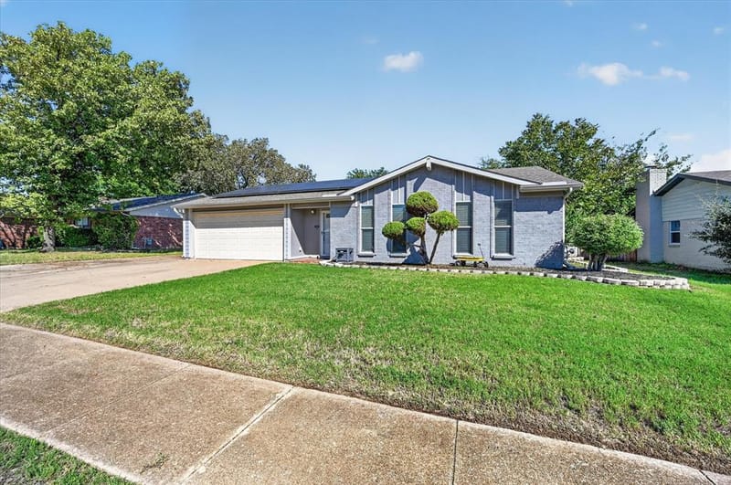 521 E Glendale Street, Crowley TX 76036 - Photo 2