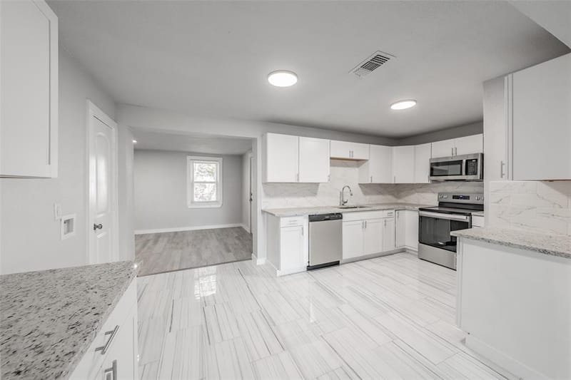 5569 Burton Avenue, Fort Worth TX 76119 - Photo 9
