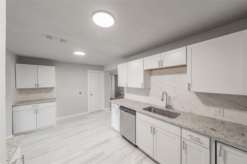 5569 Burton Avenue, Fort Worth TX 76119 - Photo 14