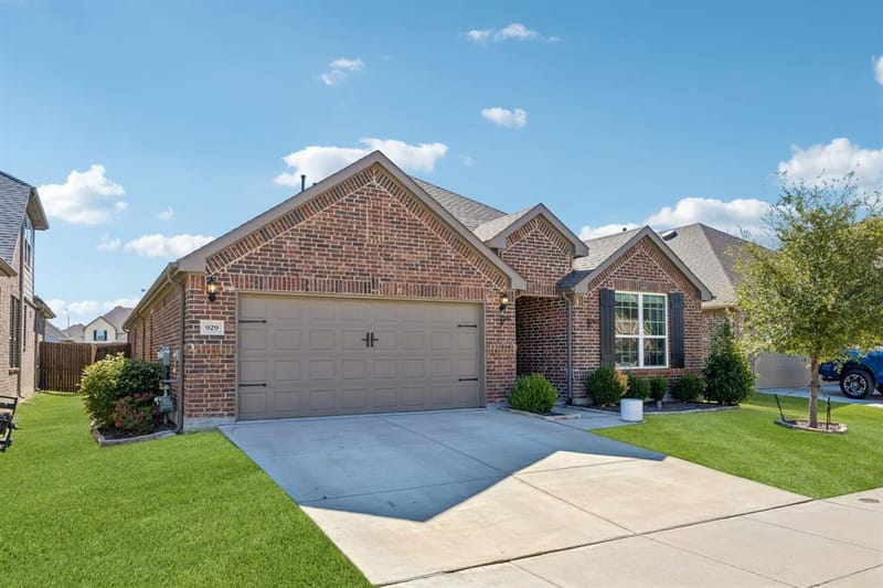 929 Crest Breeze Drive, Fort Worth TX 76052 - Photo 2