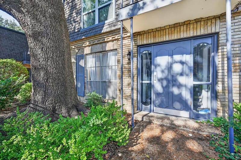 5043 Les Chateaux Drive # 214, Dallas TX 75235