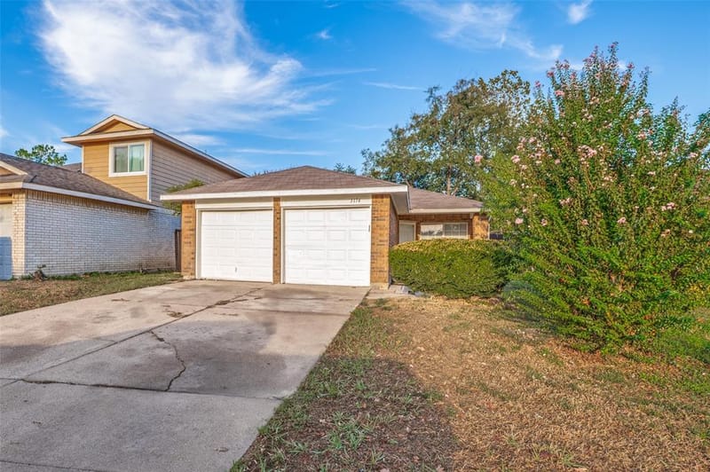 3174 Cross Creek Circle, Grand Prairie TX 75052 - Photo 2