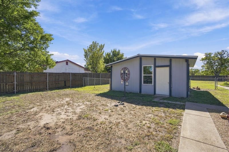 1309 W Madison Street, Ennis TX 75119 - Photo 32