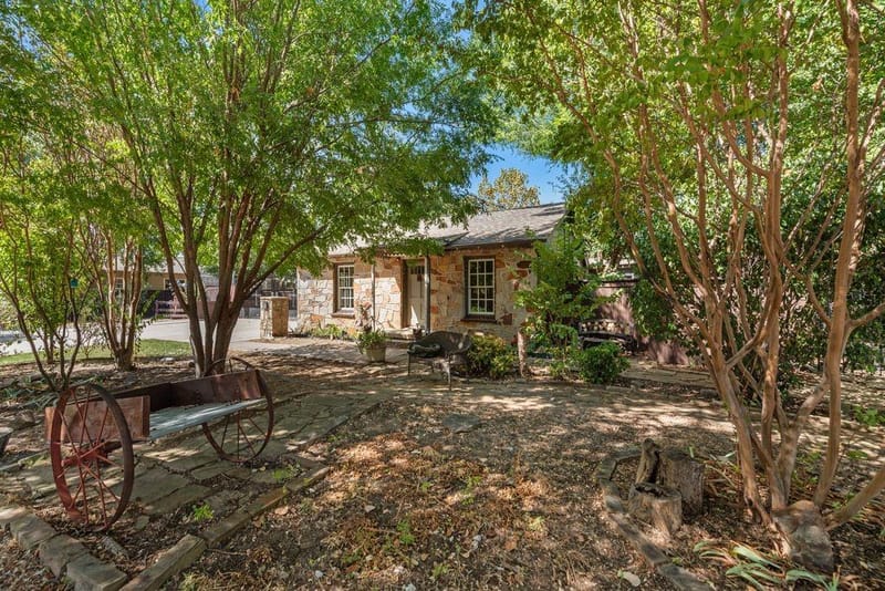 705 N Main Street, Grapevine TX 76051 - Photo 2