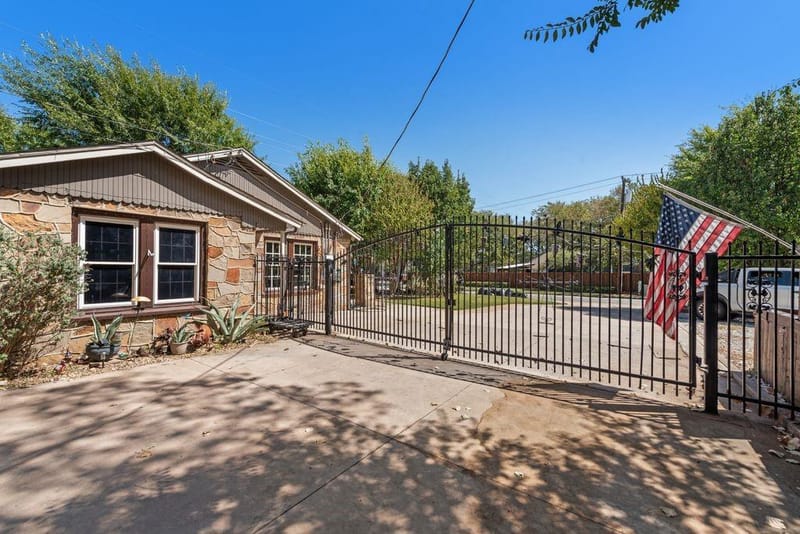 705 N Main Street, Grapevine TX 76051 - Photo 5