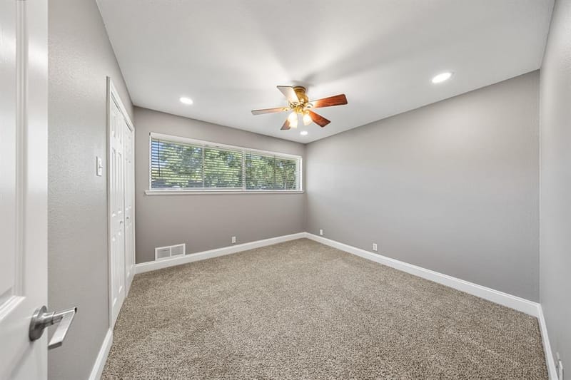 9735 Queenswood Lane, Dallas TX 75238 - Photo 22