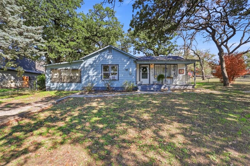 425 Dunaway Lane, Azle TX 76020 - Photo 2